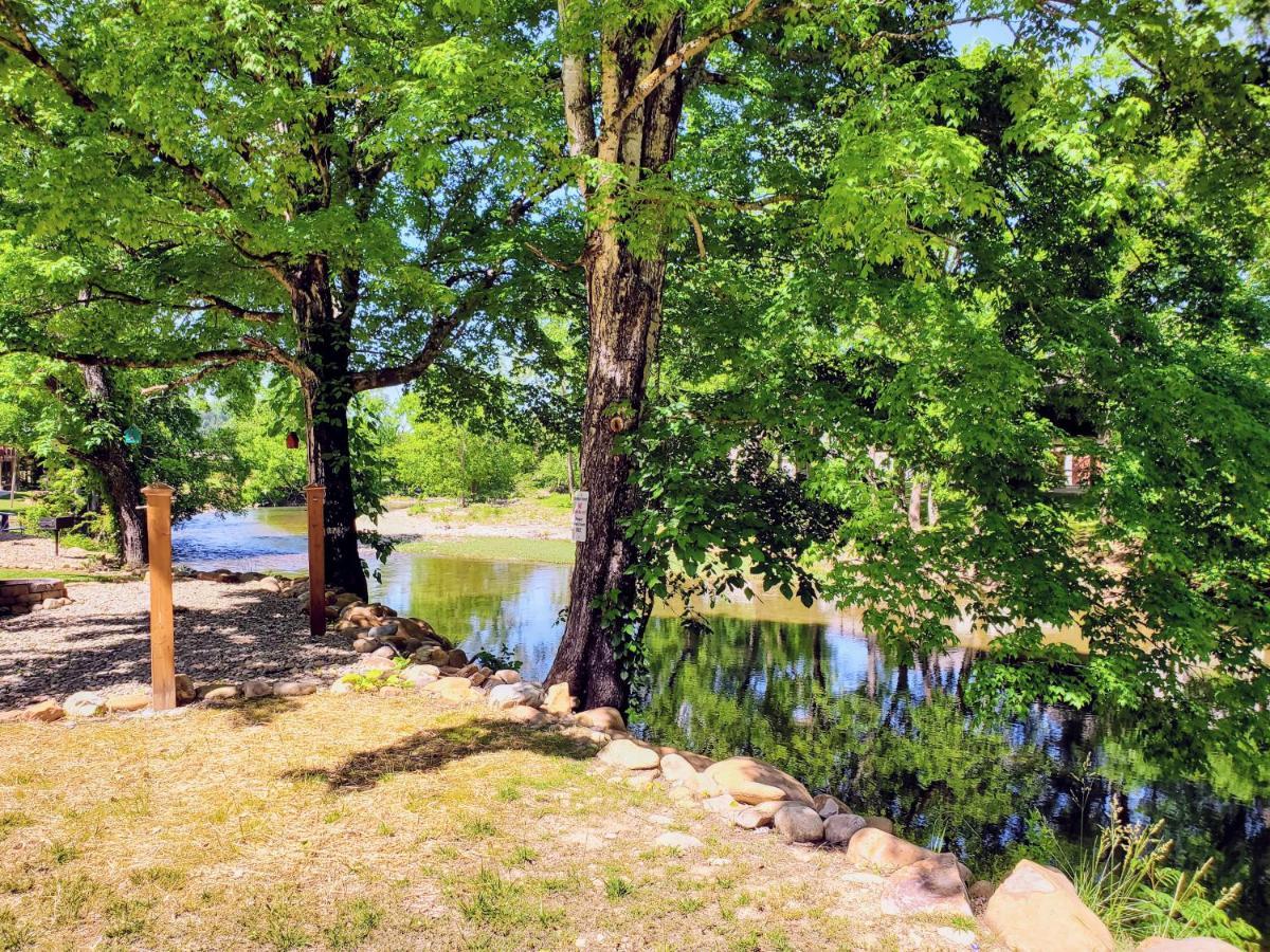 Skinny Dippin'-River Front- Free Tickets-Dog Friendly-Sleeps 6 Pigeon Forge Esterno foto